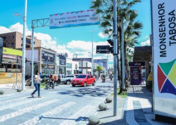 Lojas da Avenida Monsenhor Tabosa promovem liquidação com descontos de até 50%