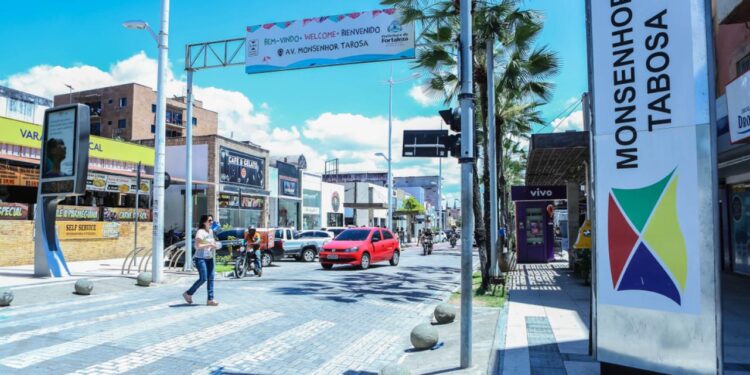 Lojas da Avenida Monsenhor Tabosa promovem liquidação com descontos de até 50%