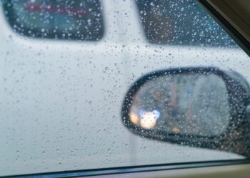 O carro consome mais gasolina em dias de chuva? Sindipostos responde e dá dicas para economizar