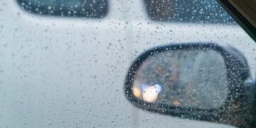 O carro consome mais gasolina em dias de chuva? Sindipostos responde e dá dicas para economizar