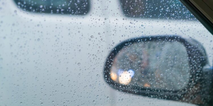 O carro consome mais gasolina em dias de chuva? Sindipostos responde e dá dicas para economizar
