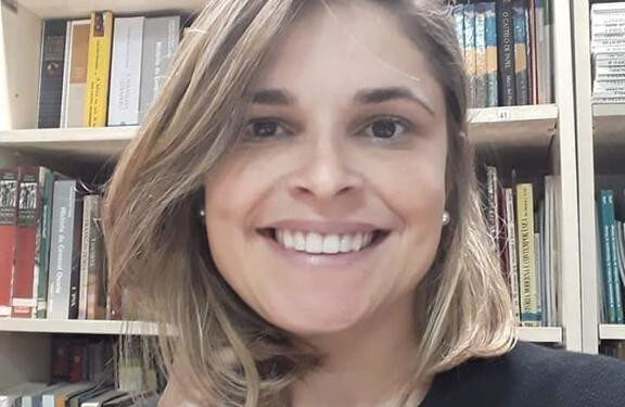 Professora cearense Rennata Feitosa lança livro sobre Teatro Comunitário na Cidade de Deus (RJ)