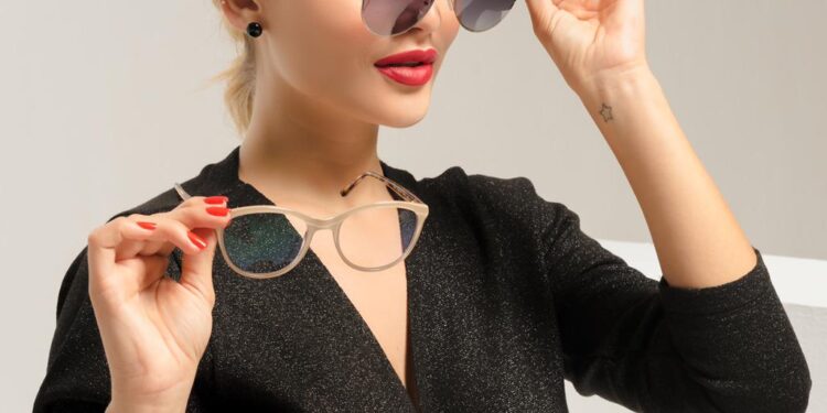 Terceira dose da vacina vale presente nas lojas Ferrovia Eyewear