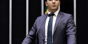 Célio Studart quer tornar crime negligência contra animais durante transporte