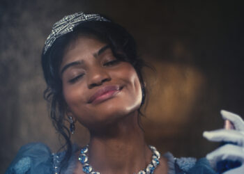 Em parceria com Bridgerton, Netflix e Shondaland, o Boticário lança Floratta My Blue e reinventa o romance