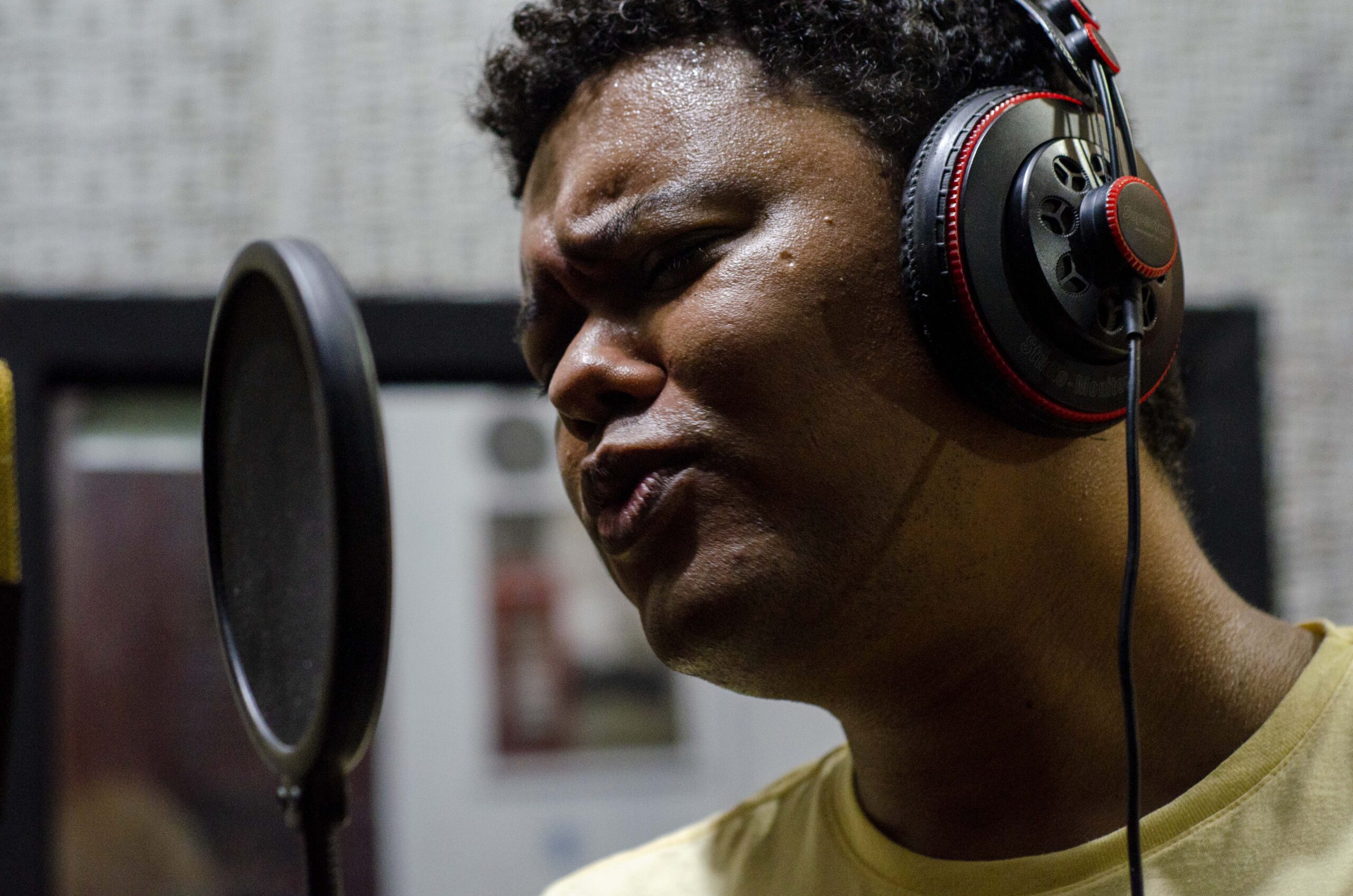 Jovens artistas da periferia de Fortaleza lançam músicas inéditas, pelo projeto “O Som da Serrinha”, apoiado por Edital Secultfor Lei Aldir Blanc. Artistas participam de live na quarta, 9/2, às 19h