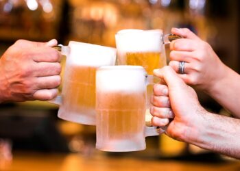 Outback Steakhouse reforça seus “heroes” em nova campanha institucional