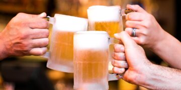 Outback Steakhouse reforça seus “heroes” em nova campanha institucional