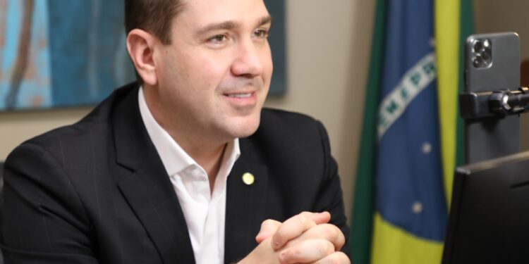 Piso salarial para Secretários Escolares: Deputado Eduardo Bismarck pretende aprovar PL em 2022