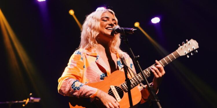 Ex-The Voice Brasil, Camila Marieta sobe ao palco do Colosso Fortaleza nesta quinta-feira (24)