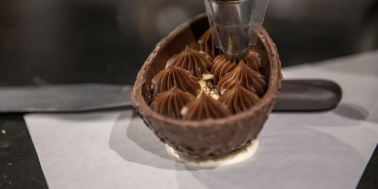 APRENDA A FAZER OVOS DE PÁSCOA PARA GERAR RENDA EXTRA 