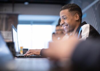 JA Brasil oferece 710 bolsas de estudo para curso de TI a jovens de 18 a 29 anos em situação de vulnerabilidade social, em parceria com Google e BID Lab