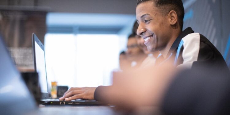 JA Brasil oferece 710 bolsas de estudo para curso de TI a jovens de 18 a 29 anos em situação de vulnerabilidade social, em parceria com Google e BID Lab