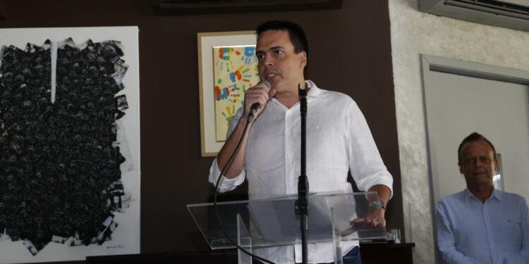 Cerimônia oficializa posse do presidente Fabiano Barreira para mais quatro anos no Seacec