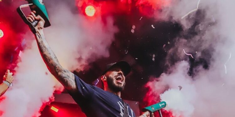 Conheça Kaleb Junior, compositor e capitão do entretenimento nos shows de Felipe Amorim