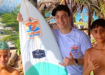 Deputado Célio Studart visita escolinha do Projeto Juventude na Onda