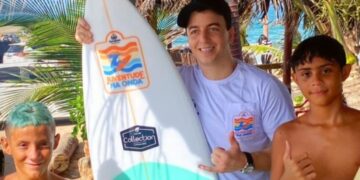 Deputado Célio Studart visita escolinha do Projeto Juventude na Onda