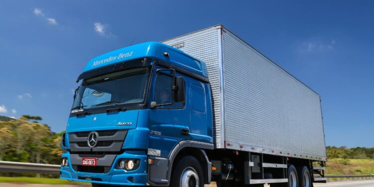 Mercedes-Benz do Brasil registra crescimento nas exportações de caminhões e ônibus