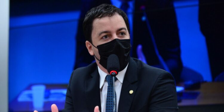 Célio Studart cobra urgência para piso da Enfermagem após aprovação de relatório em GT