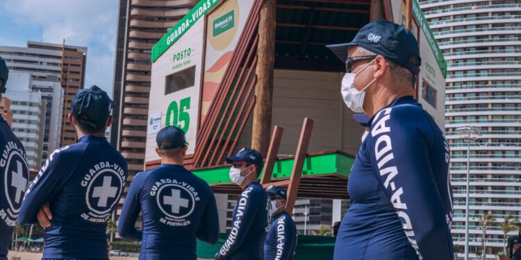 Em parceria com a Prefeitura, Unimed Fortaleza inaugura projeto de postos guarda-vidas para a Beira Mar de Fortaleza