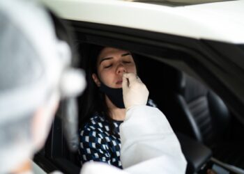 Drive-Thru para teste de Covid-19 do Laboratório Carlos Ribeiro está no estacionamento do RioMar Fortaleza