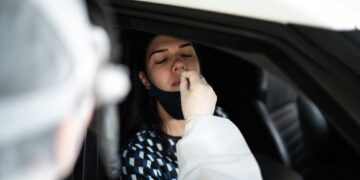 Drive-Thru para teste de Covid-19 do Laboratório Carlos Ribeiro está no estacionamento do RioMar Fortaleza