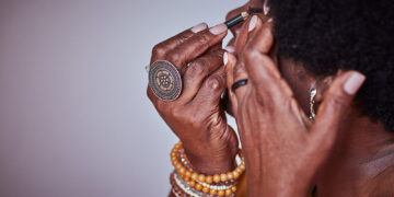 Natura lança curso no WhatsApp para apoiar mulheres a romperem ciclo de violência