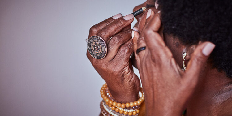 Natura lança curso no WhatsApp para apoiar mulheres a romperem ciclo de violência