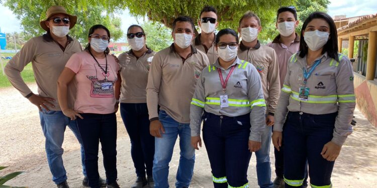 Prefeitura de Quixeré e Cimento Apodi realizam campanha de combate à dengue para moradores da comunidade de Bom Sucesso