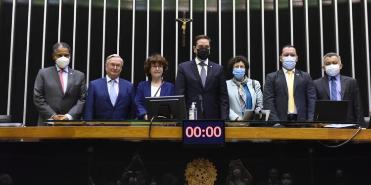 Eduardo Bismarck recebe comitiva da embaixada Francesa