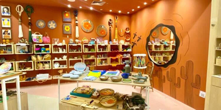 Projeto RioMarte reúne trabalhos de artistas e artesãos cearenses em loja no shopping