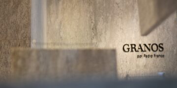 Granos participa da Expo Revestir e anuncia nova rocha em stand assinado por Pedro Franco