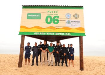 Prefeitura de Fortaleza e Unimed Fortaleza inauguram três novos postos de guarda-vidas na Avenida Beira Mar
