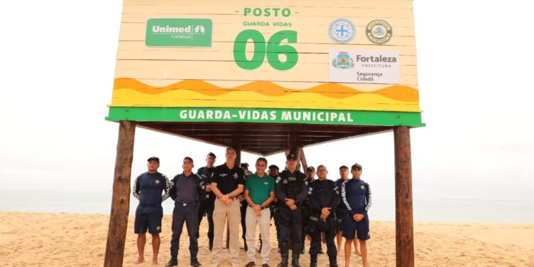Prefeitura de Fortaleza e Unimed Fortaleza inauguram três novos postos de guarda-vidas na Avenida Beira Mar