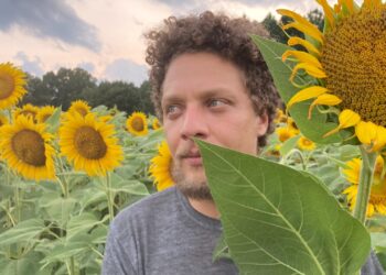 Alex Tea, da Orquestra Raiz, faz show com músicos cearenses no Moto Libre