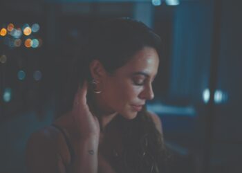 Fragrância do Boticário que desperta o desejo sexual aposta em campanha com casais em conteúdos sensuais