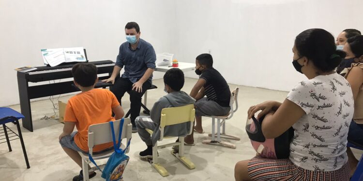 Projeto ‘Academia Sinfônica do Pecém’ inicia aulas com jovens da comunidade do Pecém