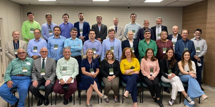 Sindicato dos Médicos do Ceará participa de simpósio sobre piso nacional em Belo Horizonte