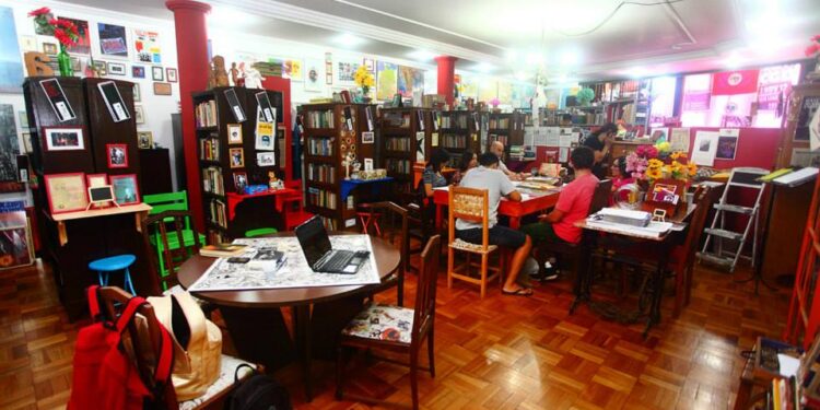 ACI reúne autores em autógrafo coletivo no Dia do Trabalhador