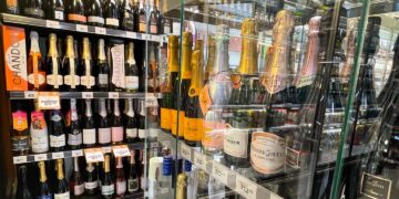 Vinhos, destilados e cervejas com preços promocionais no Supermercado Pinheiro