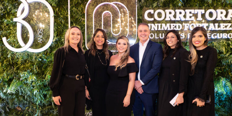 Corretora Unimed Fortaleza celebra 30 anos com coquetel de aniversário 