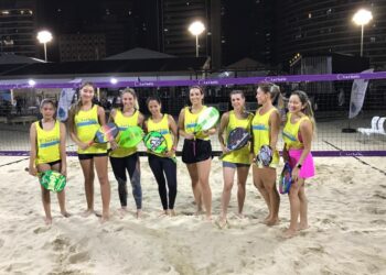 Competição de beach tennis reúne dezenas de participantes em evento de moda na Praia de Iracema