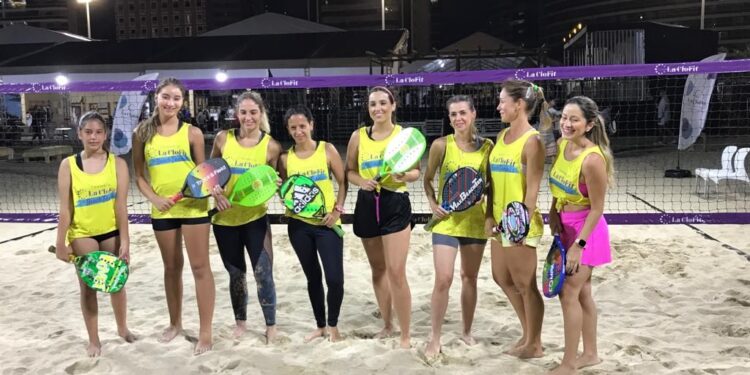Competição de beach tennis reúne dezenas de participantes em evento de moda na Praia de Iracema