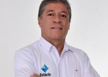 Reitor da Estácio Ceará é homenageado na Assembleia Legislativa em comemoração ao Dia da Educação