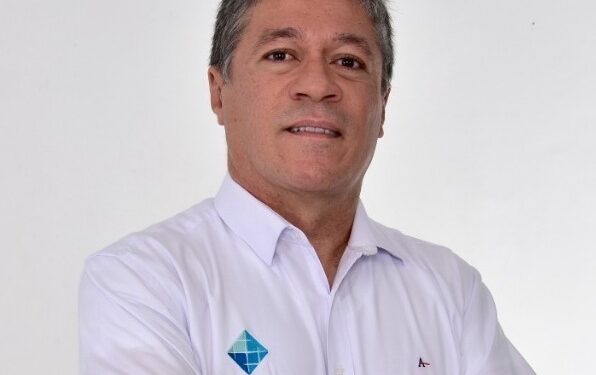 Reitor da Estácio Ceará é homenageado na Assembleia Legislativa em comemoração ao Dia da Educação