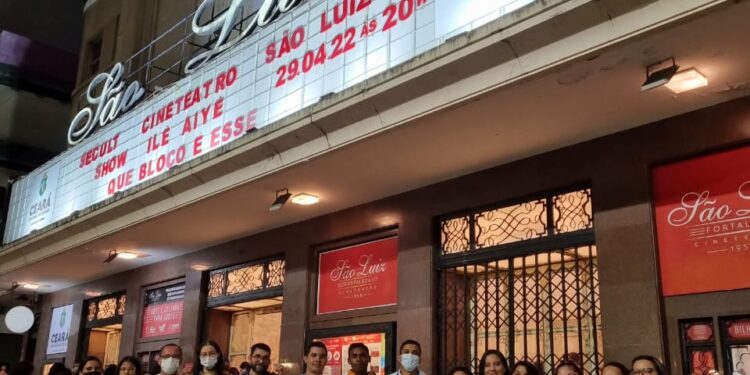 O Pequeno Nazareno leva jovens carentes para prestigiar espetáculo no Cineteatro São Luís