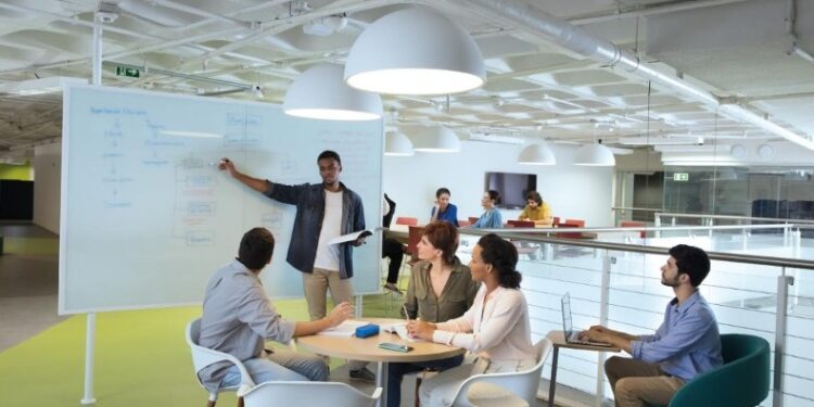 Faculdade desenvolve programa para incentivar carreira de recém-formados