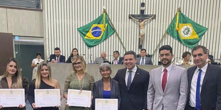 Deputado Bruno Pedrosa homenageia profissionais assistentes sociais na Assembleia Legislativa