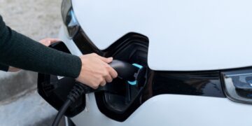 Tecnologia e pé na areia: empreendimento Origem Fortim possuirá pontos de carregamento para veículos elétricos e híbridos  