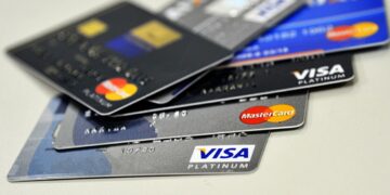 Metade dos consumidores têm quatro ou mais cartões de crédito, aponta pesquisa do Serasa eCred